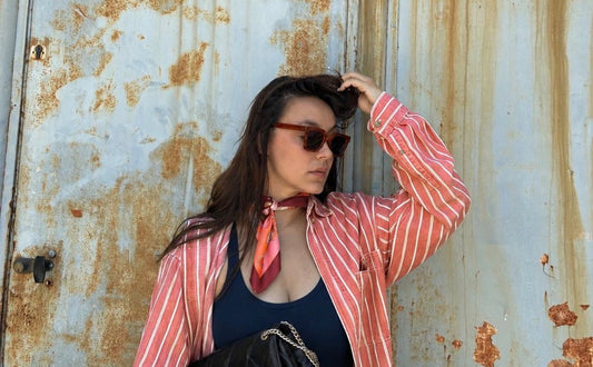 Comment porter un foulard: foulard imprimé Atomic porté autour du cou